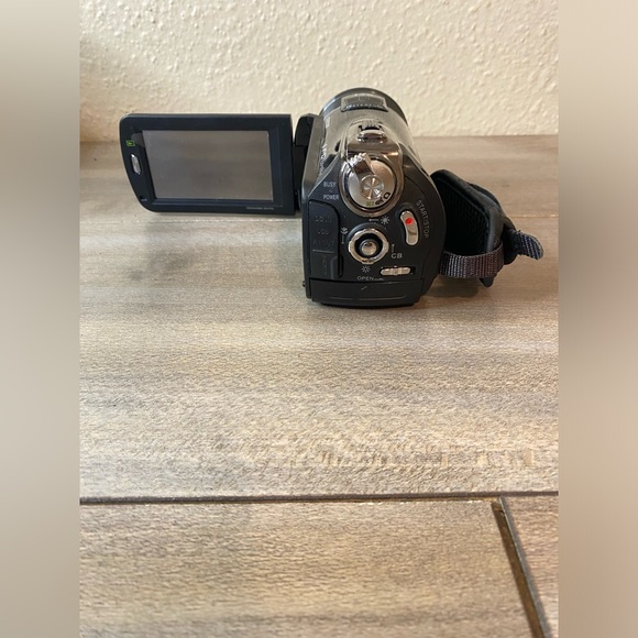 INSIGNIA HD CAMCORDER Touch Screen Display, 10 megapixels, Free selfie stick - Picture 5 of 14